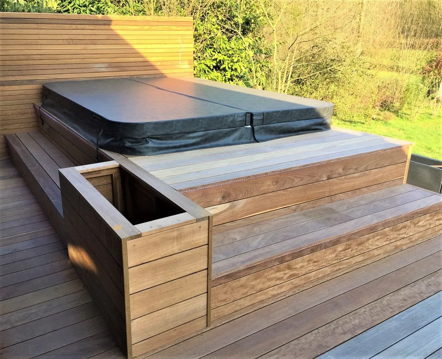 spa de détente entouré d'une structure en bois